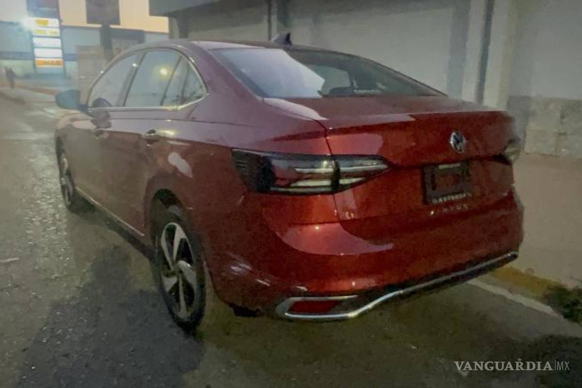 $!El vehículo Volkswagen Visión de Juan quedó dañado tras la colisión con el taxi.