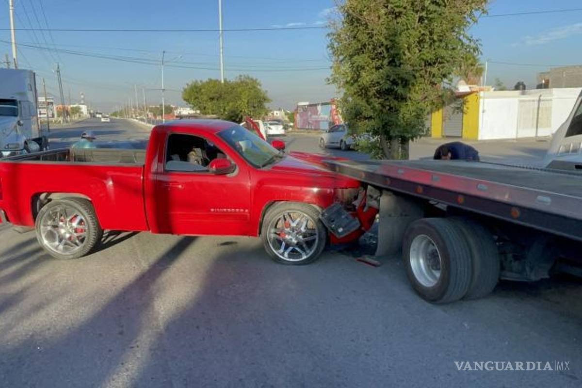 $!La camioneta terminó bajo la grúa.
