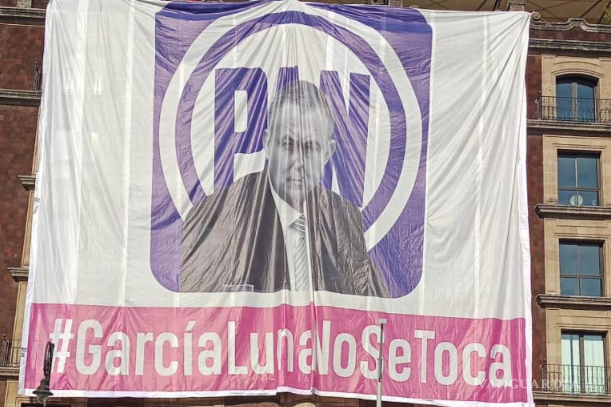 Colocan manta de García Luna en Zócalo, asistentes de marcha ‘el INE no se toca’ la quitan