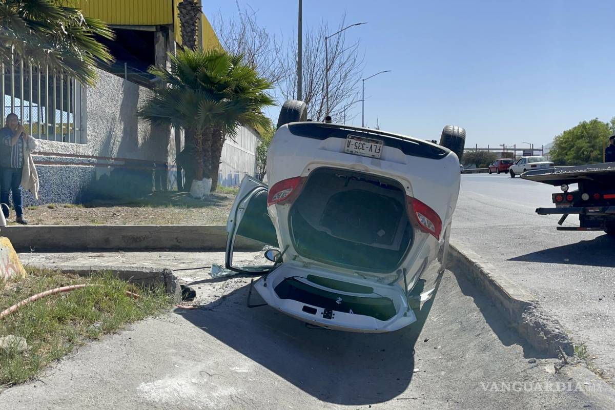 Se vuelca en la Monterrey-Saltillo, perdió el control por exceso de velocidad