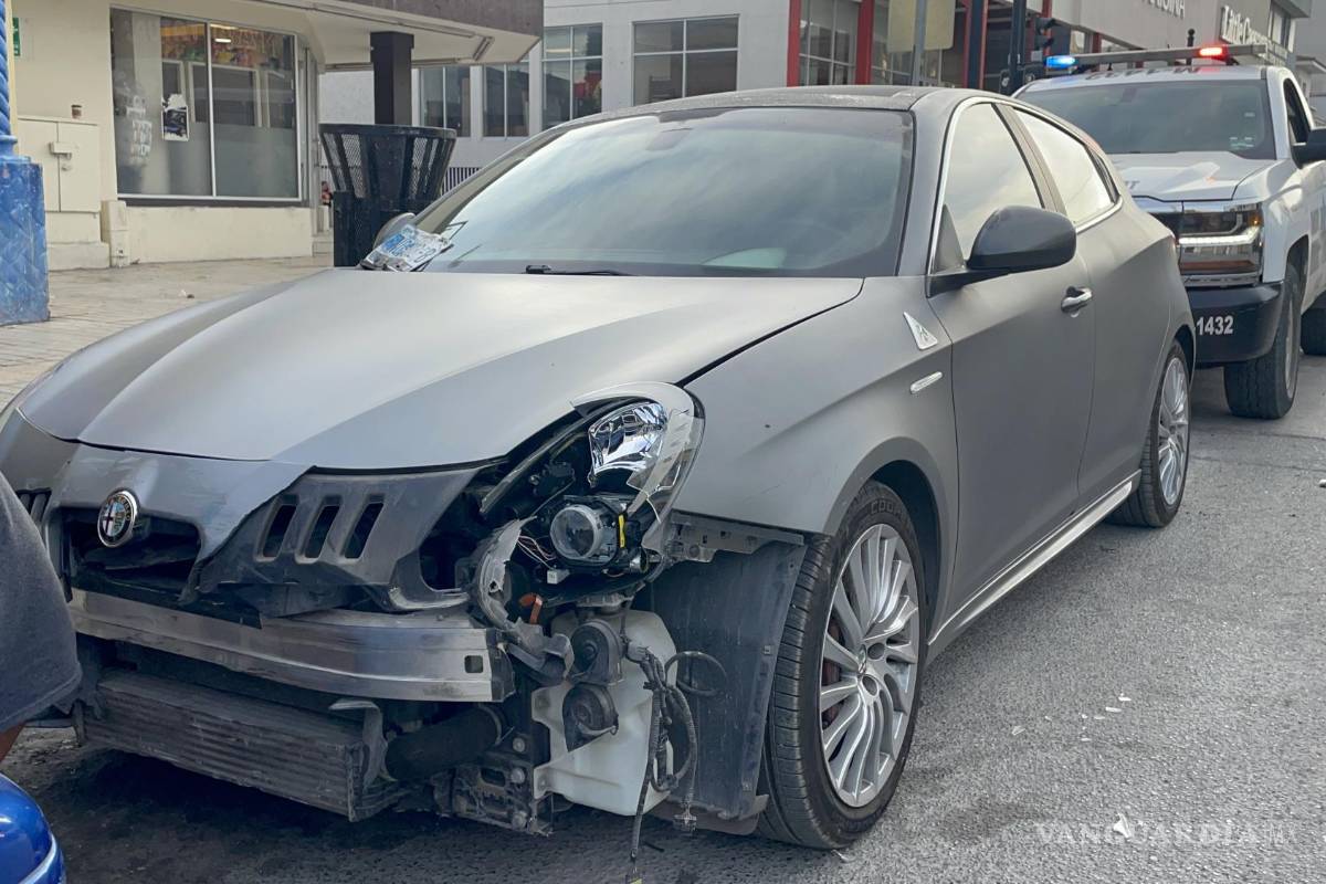 Imprudente joven se le atraviesa a un lujoso Alfa Romeo, en la Zona Centro de Saltillo