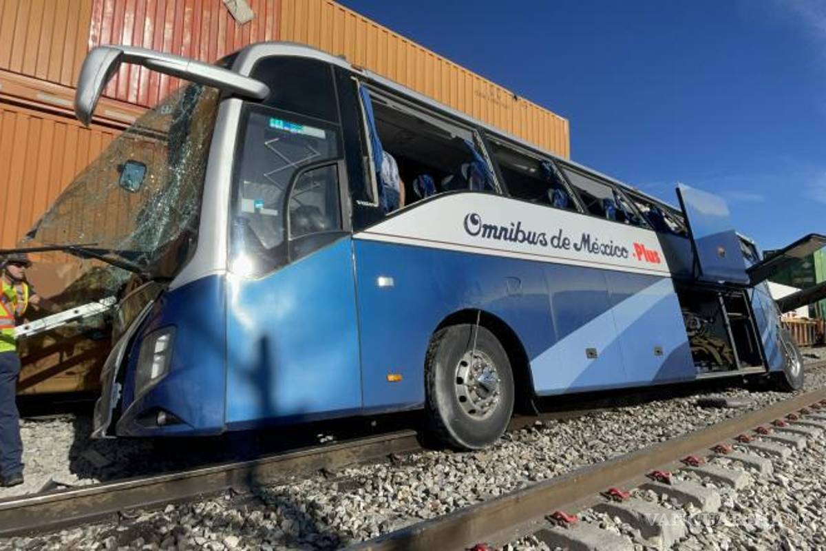 $!El camión fue arrastrado varios metros.