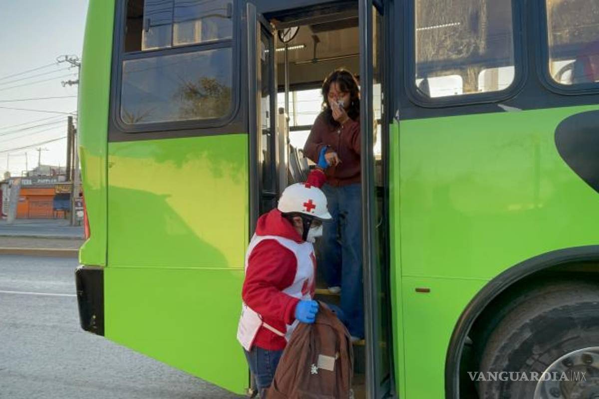 $!Paramédicos de la Cruz Roja acudieron con dos ambulancias para brindar atención prehospitalaria a los nueve pasajeros que resultaron lesionados tras el choque.