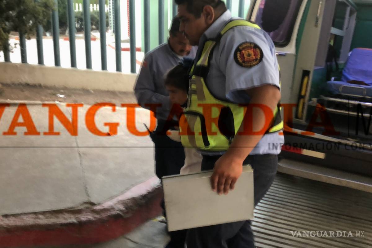Niña en Ramos Arizpe vive momentos de angustia; su mano quedó prensada en escritorio
