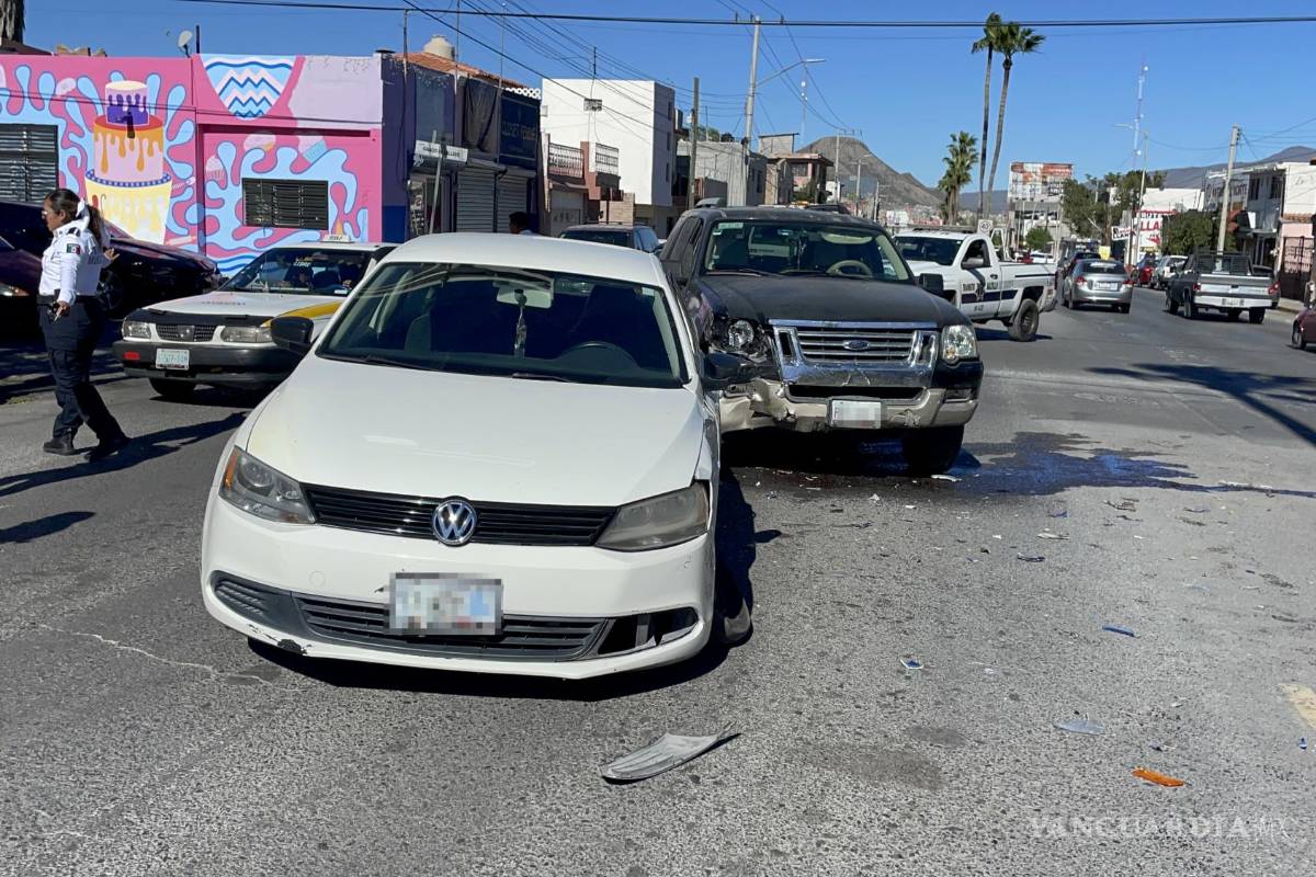 Conductora impacta camioneta tras no respetar semáforo en Saltillo