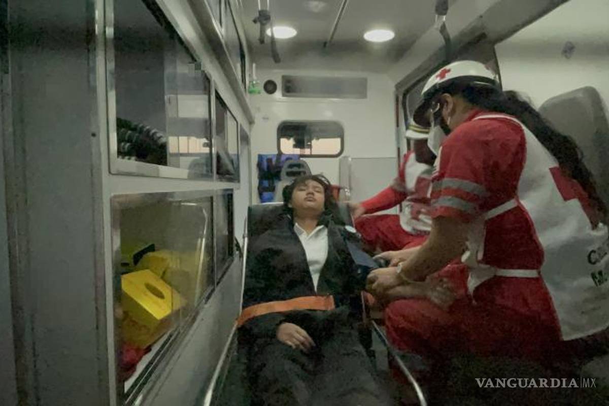 $!Paramédicos atendieron a la joven en el lugar del percance por sus golpes.