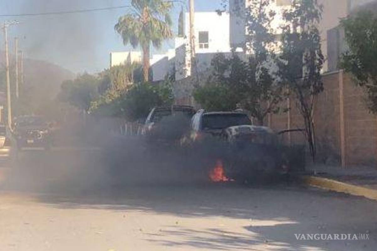Saltillo: se quema vocho y daña otros carros estacionados