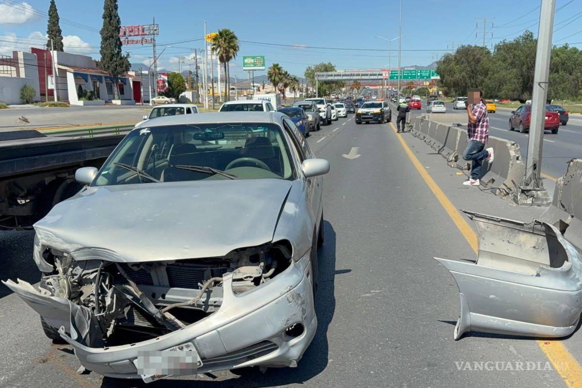 Saltillo: frena para evitar colisión y se estrella contra muros en el bulevar Fundadores