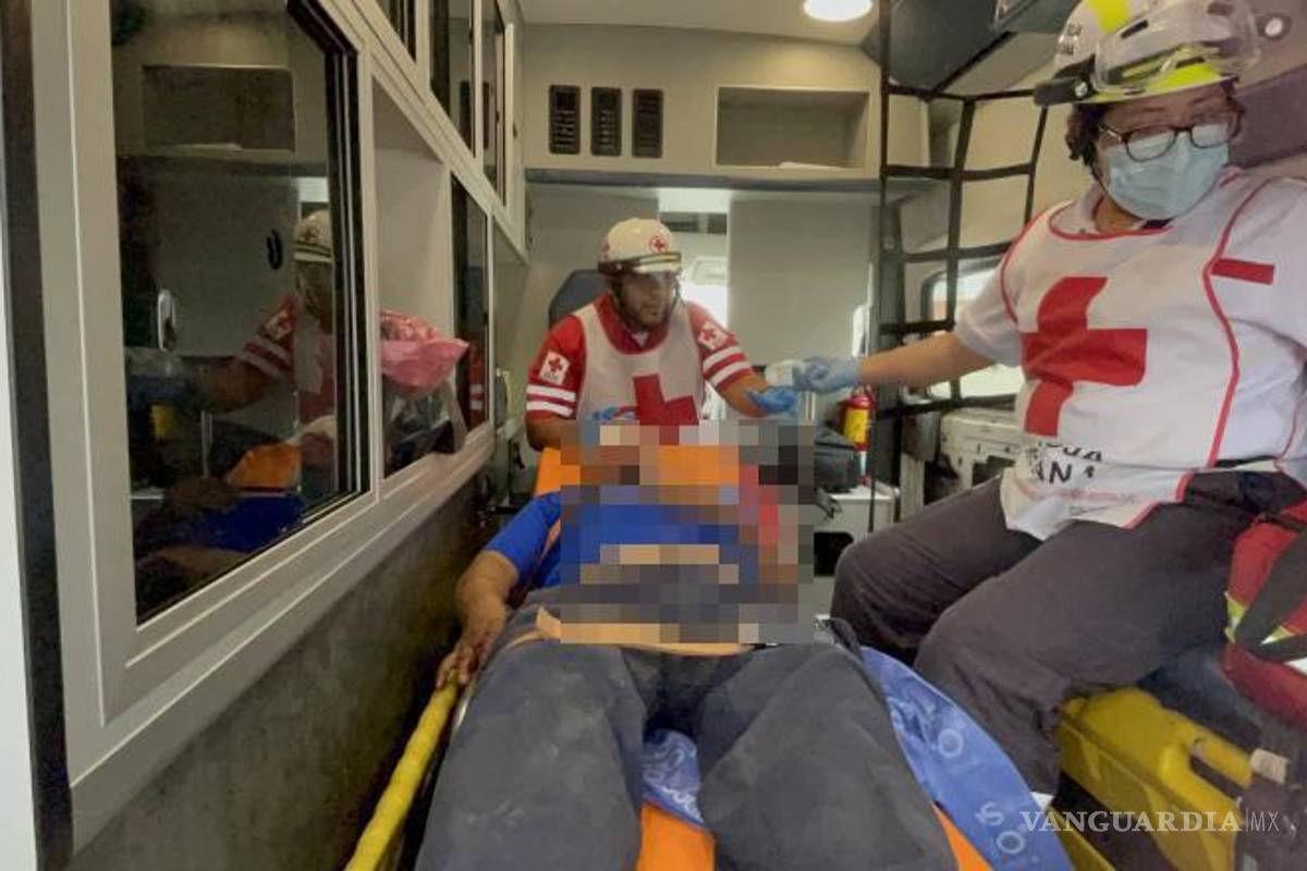 $!Paramédicos brindaron atención inmediata al conductor responsable, quien fue trasladado al Hospital General.