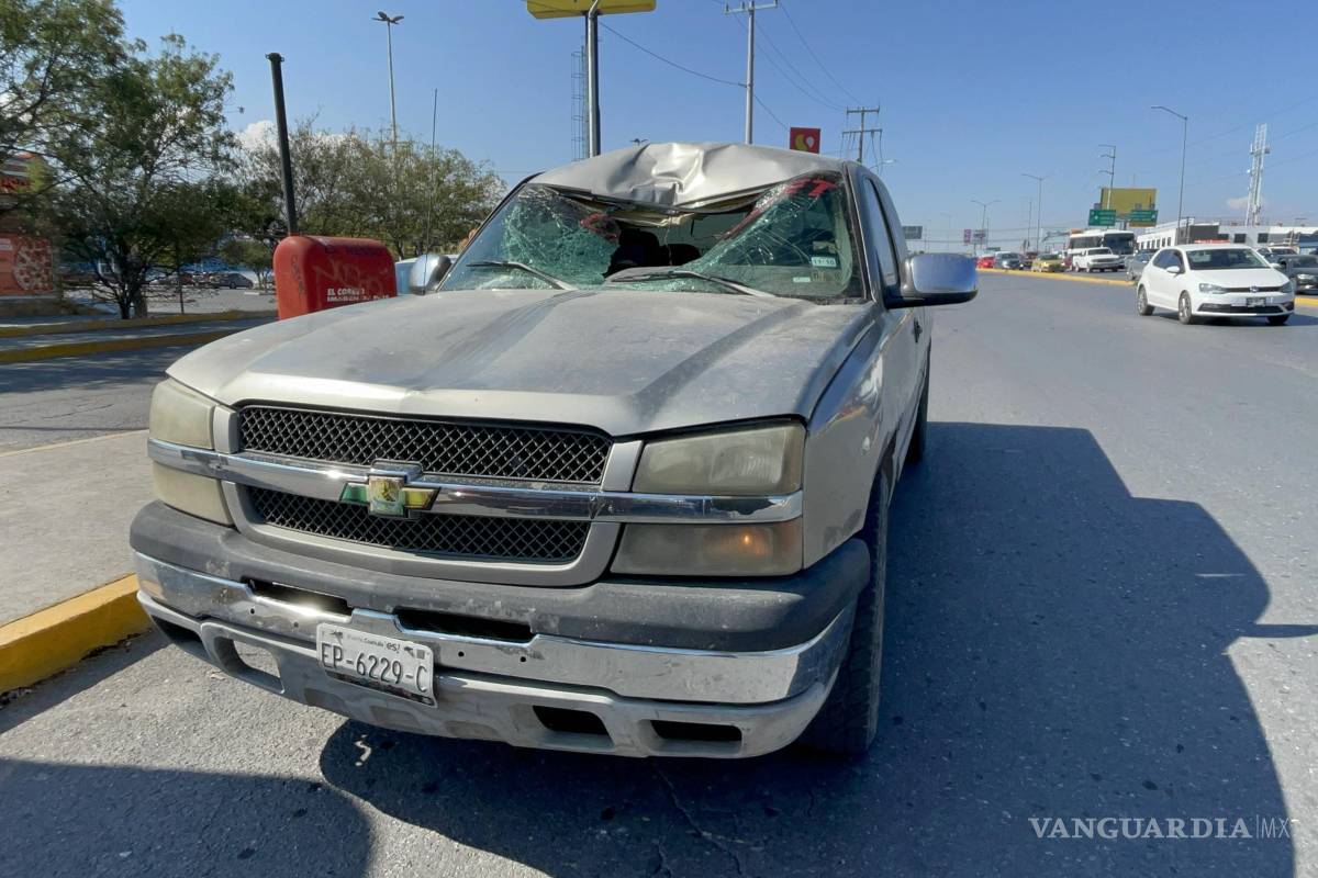 Se desprende llanta tras falla mecánica e impacta camioneta en el periférico LEA de Saltillo