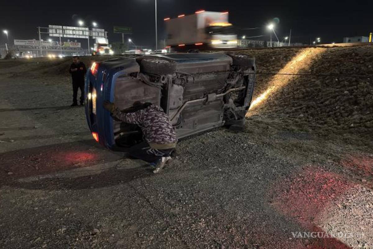 $!Una grúa fue necesaria para retirar la unidad siniestrada.