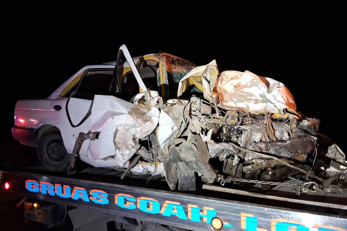 $!El vehículo Tsuru que provocó el accidente al invadir el carril del Jetta donde viajaba el sacerdote.