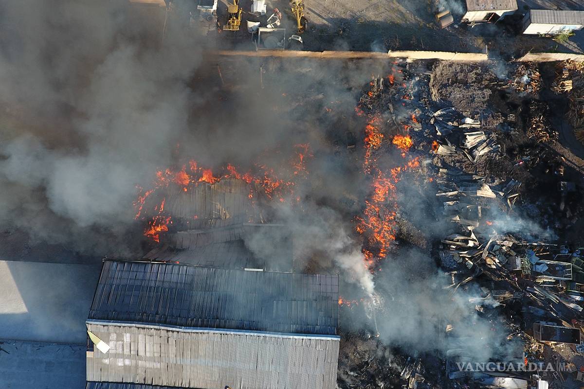 $!Incendio consume recicladora en Arteaga, Coahuila (Fotos)
