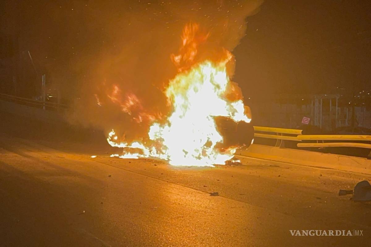 Se incendia tras impactarse y volcarse en el bulevar Nazario S. Ortiz Garza, en Saltillo