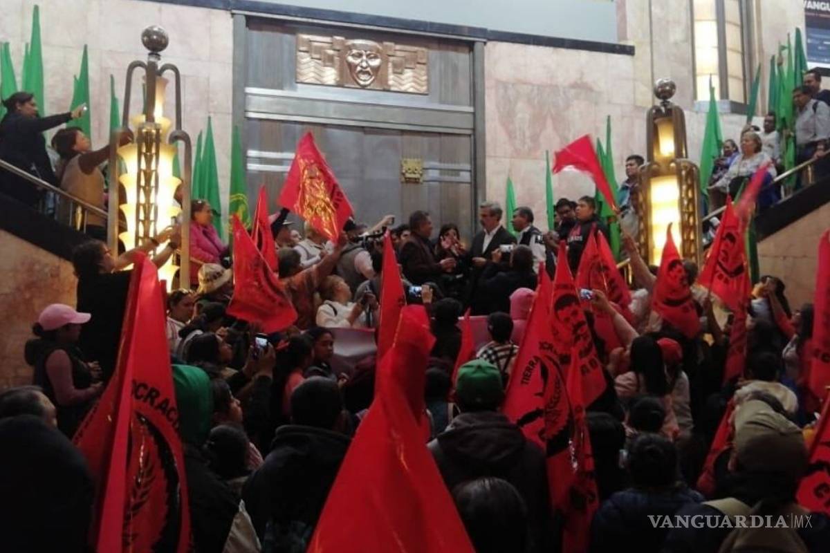 Bloquean Bellas Artes, exigen retirar Zapata feminizado