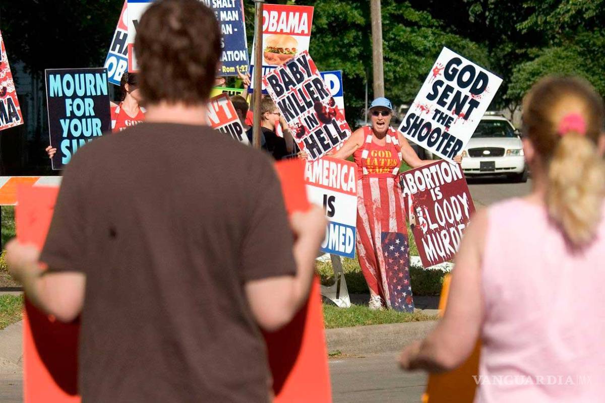 ‘Dios odia a los gays’: protestan en funeral de víctimas de la masacre en Orlando