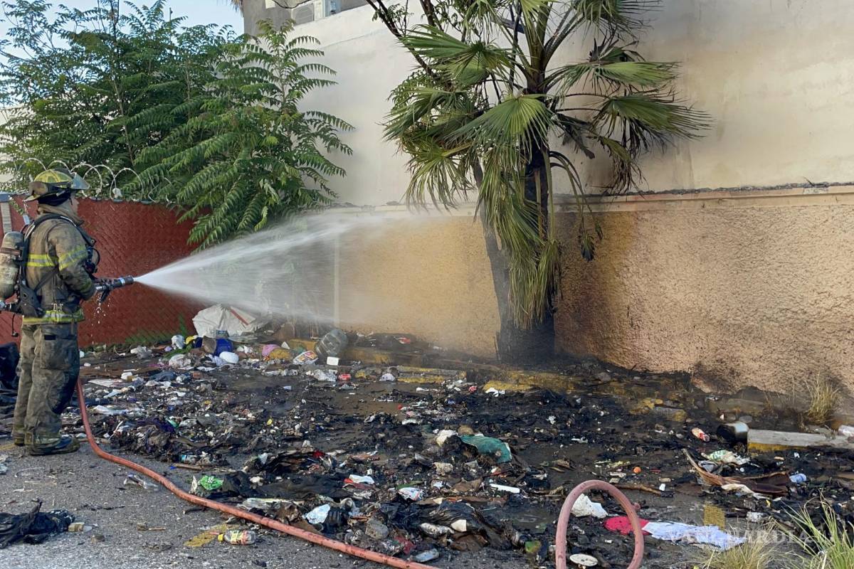 Alerta incendio de basura y maleza detrás de un restaurante en Saltillo