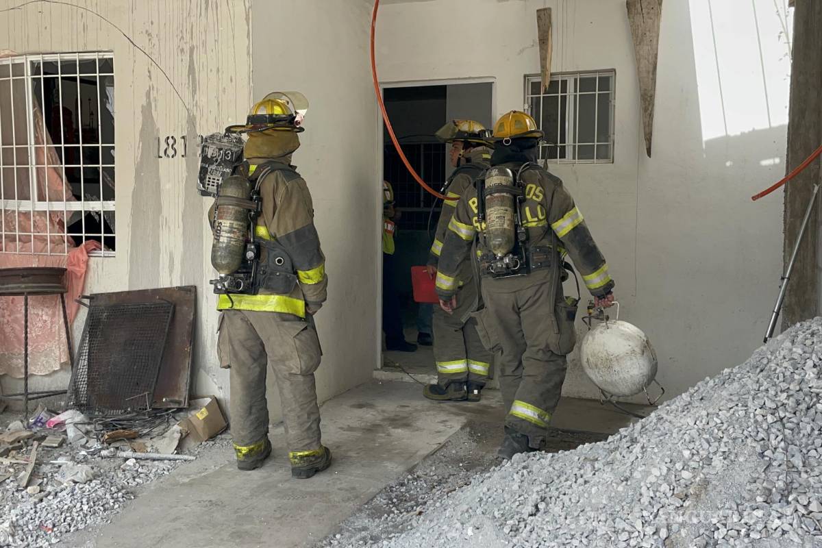 Retiro de cimbra provoca fuga de gas y explosión al oriente de Saltillo