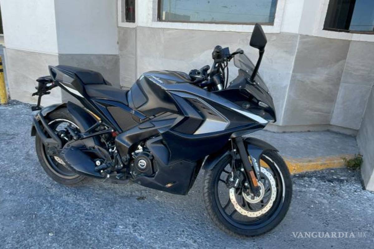 $!Autoridades de Tránsito Municipal inspeccionaron la escena del accidente donde el joven derrapó en su motocicleta.