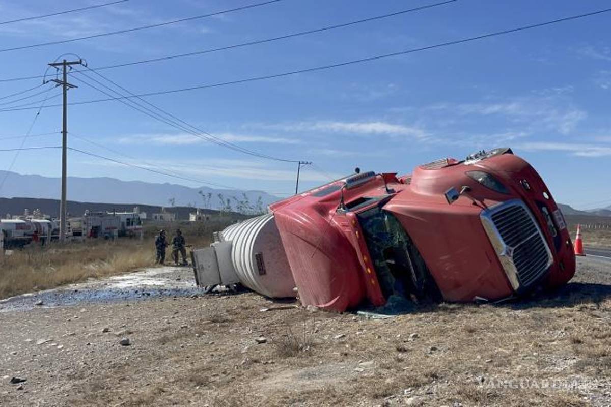 Vuelca pipa con solvente en el libramiento Norponiente; cierran temporalmente la vialidad