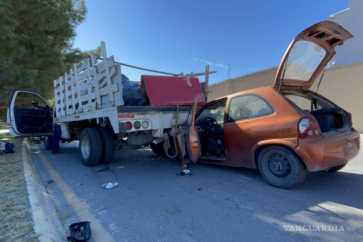 Se estrella contra camioneta y casi termina prensada en Saltillo; testigos sugieren que sol la cegó