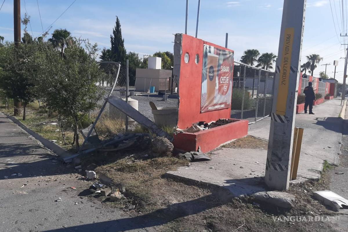 Estrella su vehículo; huye para evitar detención