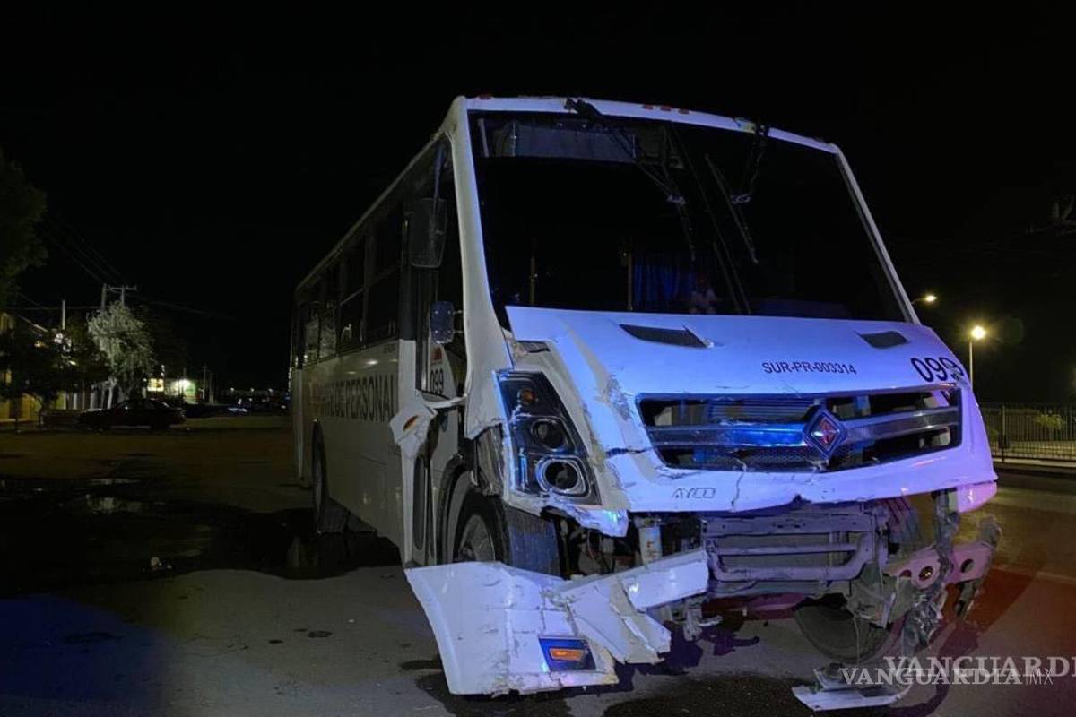 $!El camión de transporte retornó y chocó con un vehículo particular.