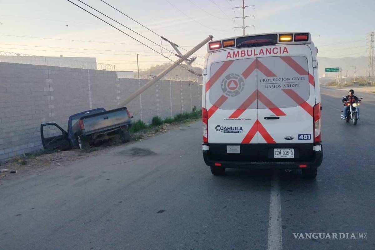 Choca joven contra poste en Ramos Arizpe; su madre lo baja de la ambulancia y se retiran