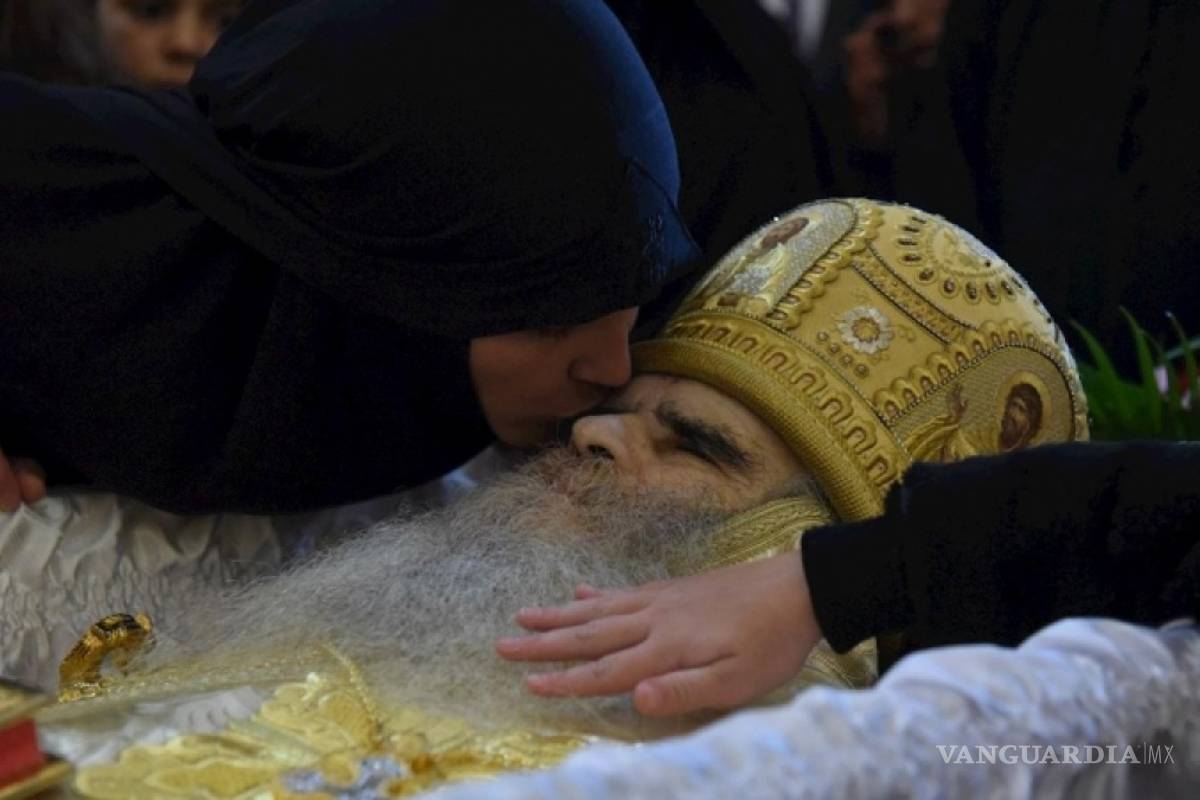 $!Miles dan 'último beso' a arzobispo, pese a que murió de COVID-19