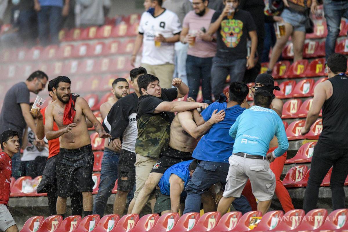 México es visto como “zona de barbarie” tras riña en estadio de Querétaro