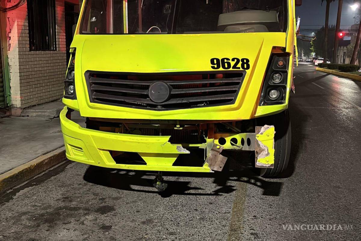 $!El transporte de personal resultó con daños considerables tras ser impactado por la Cadillac Escalade, quedando parcialmente abollado en el costado.