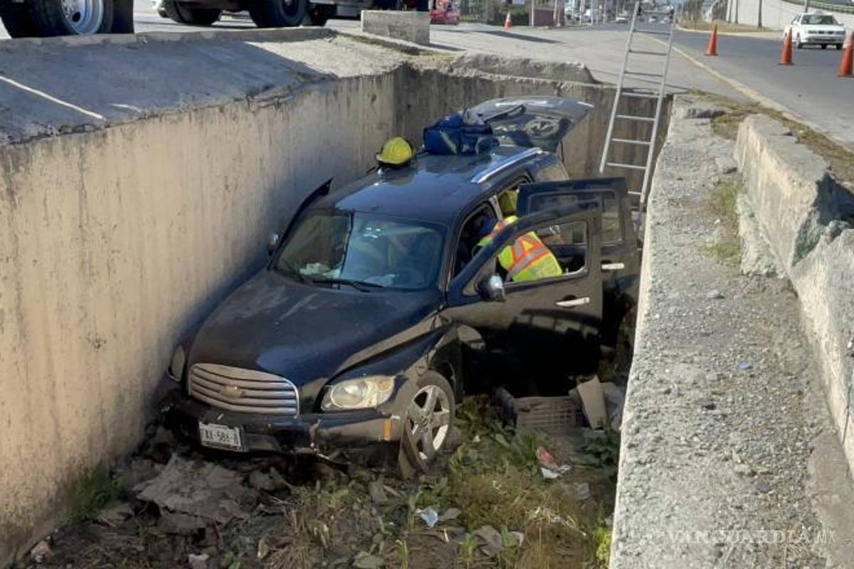 $!El automóvil Chevrolet HHR yacía en el canal de drenaje pluvial tras el incidente en el bulevar Fundadores.