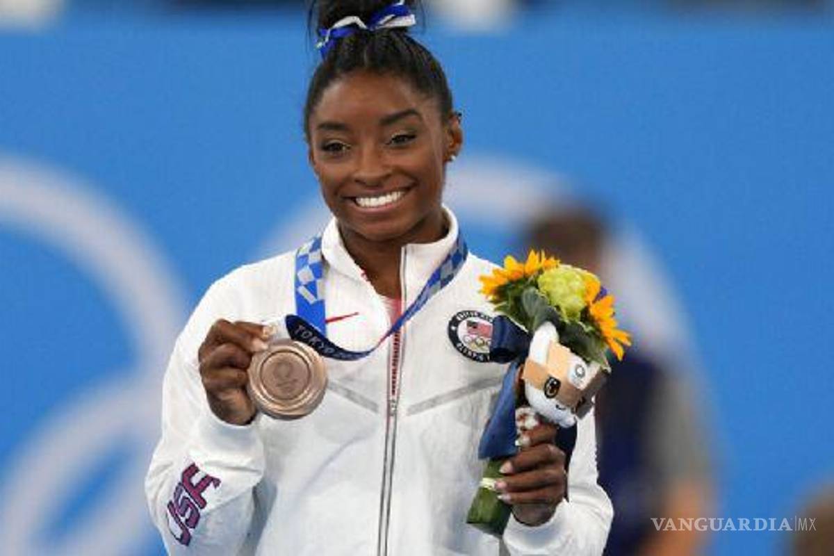 Simone Biles regresa y gana bronce en la final de viga