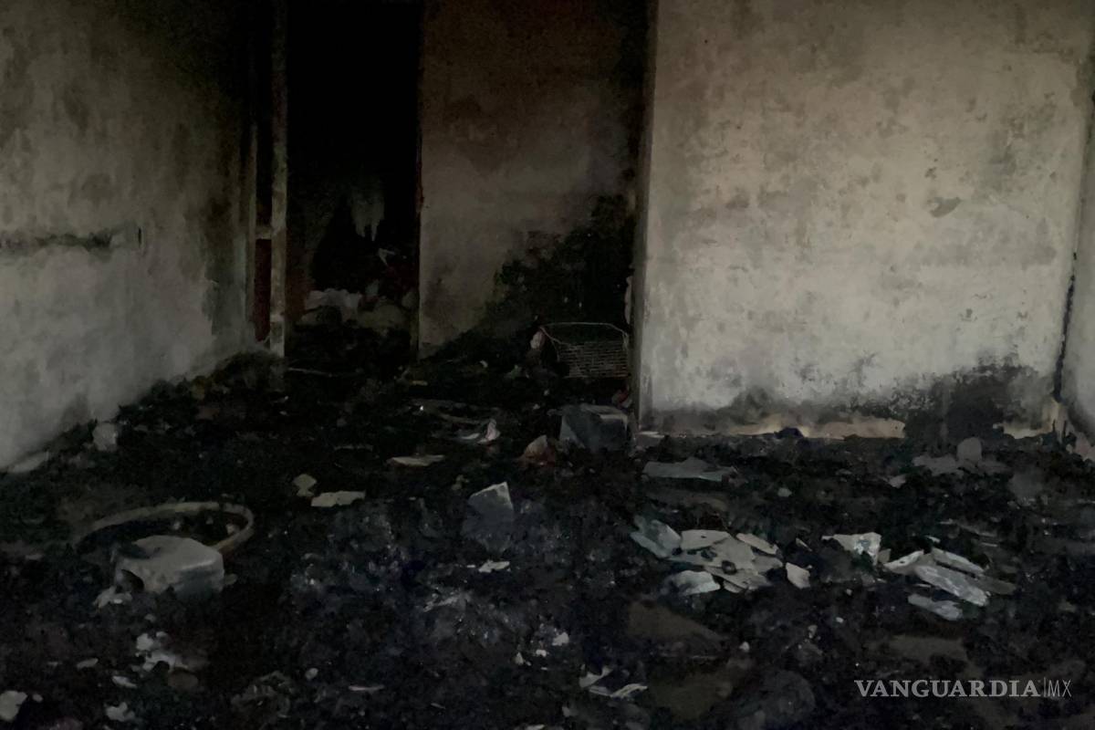 Los sacan de casa, queman ropa y muebles en represalia