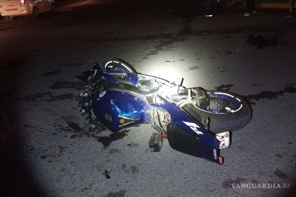 Arrolla a motociclista y huye tras invadir su carril en Arteaga; la víctima sufre posible fractura