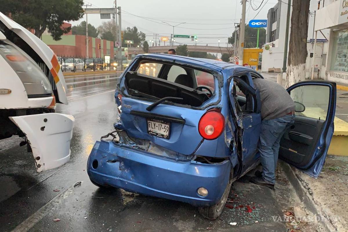 Autobús impacta a auto y causa caos vial en V. Carranza