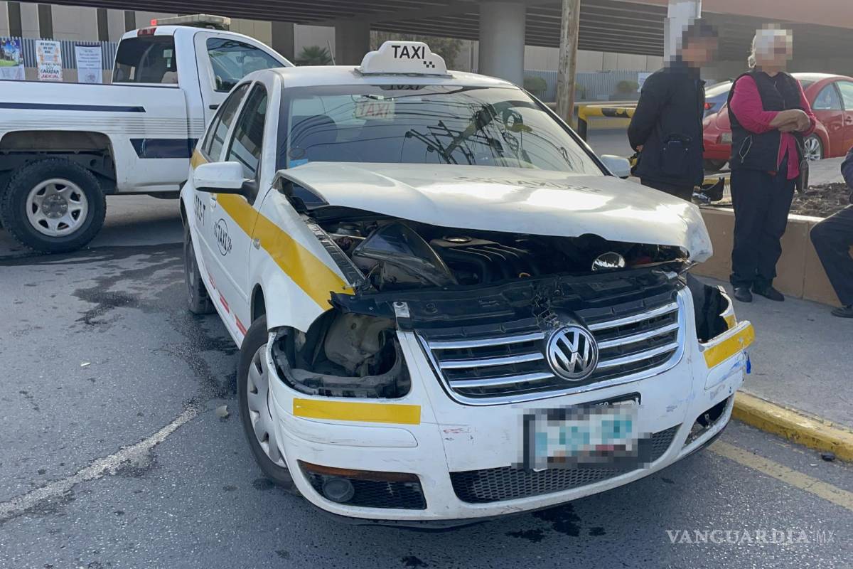 Saltillo: joven se impacta contra taxi en retorno de Nazario Ortiz