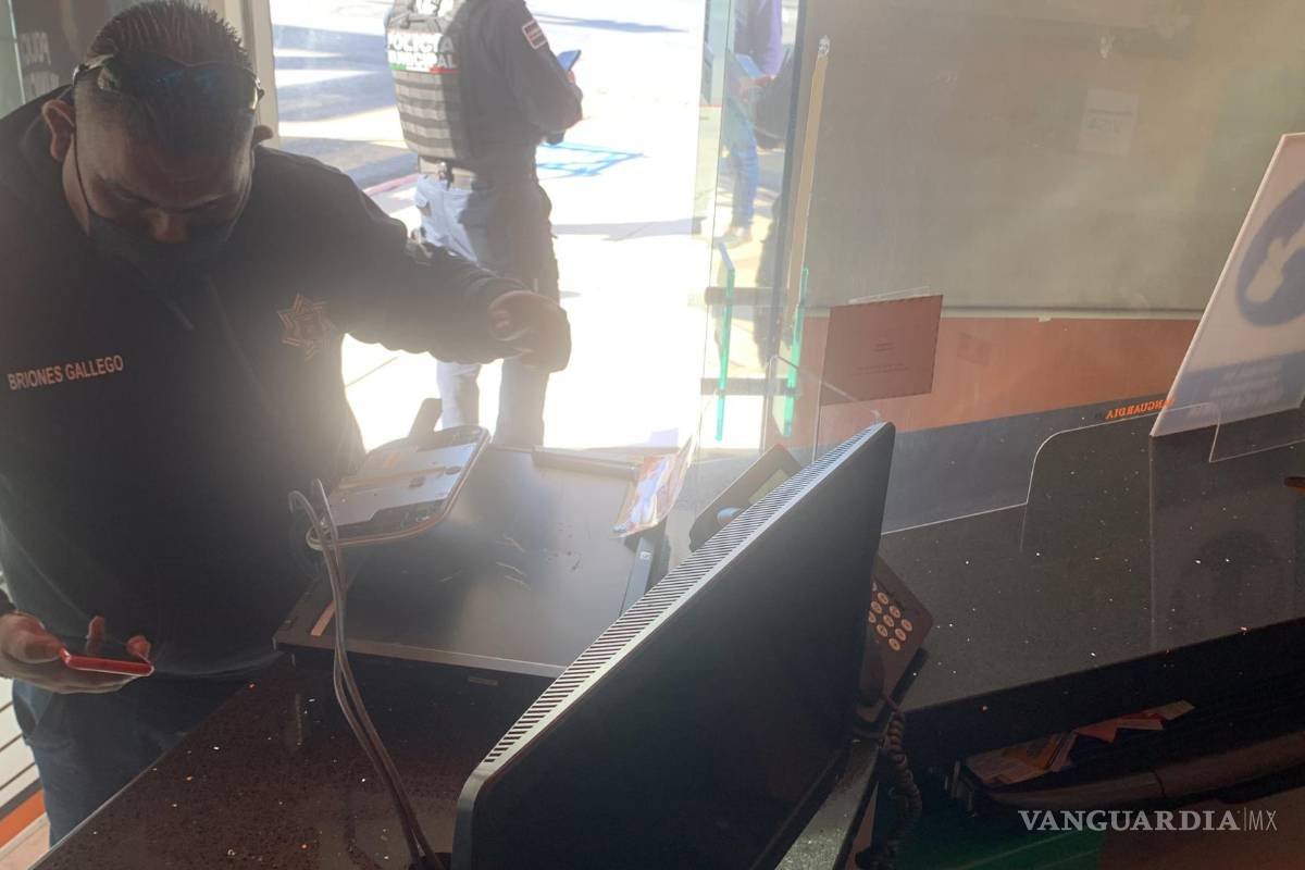 Con una varilla, mujer causa destrozos a instalaciones de Vanguardia, Saltillo (video)