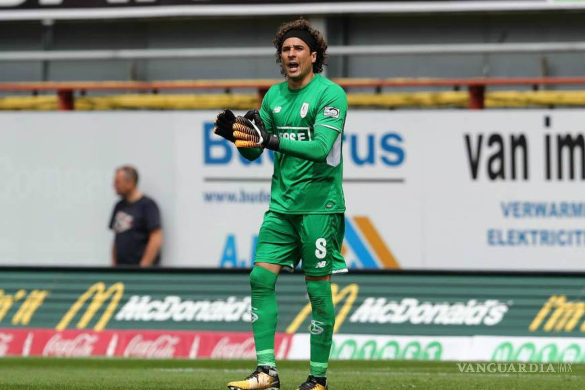 Ochoa salva al Standard y los mantiene en la pelea por el título