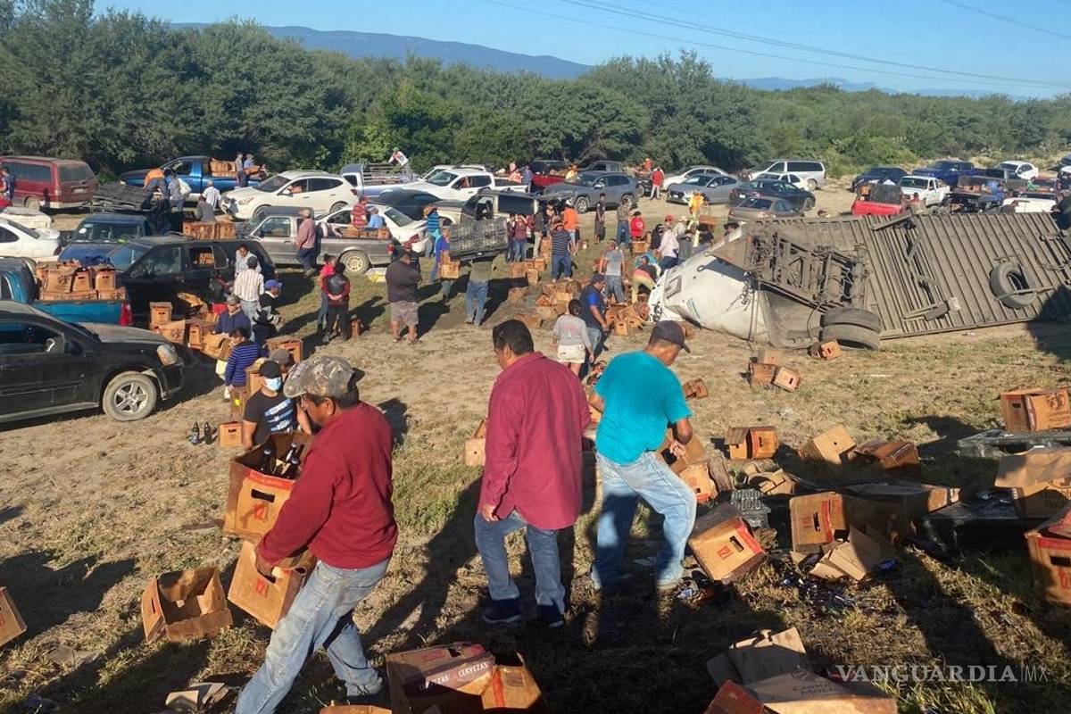 En minutos se llevan 60 toneladas de cerveza de un camión volcado