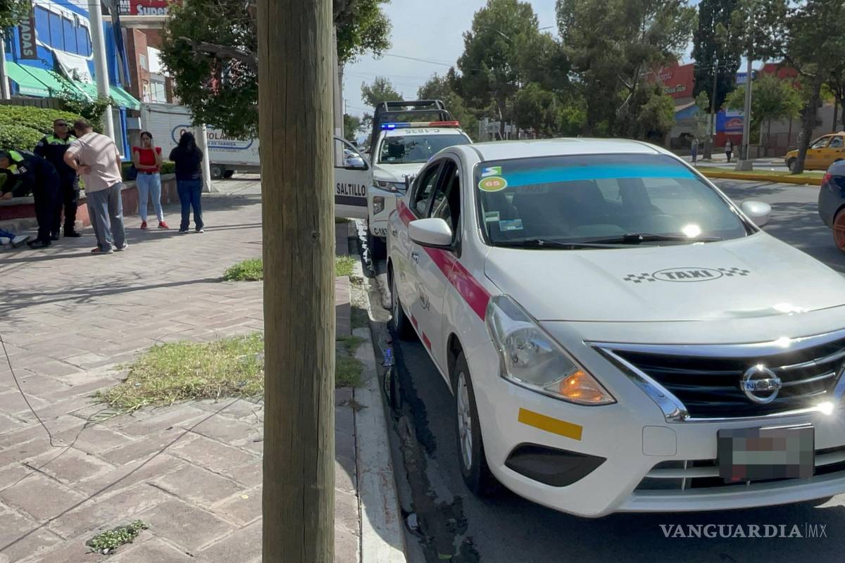 Taxista no ve a joven y la atropella en Saltillo; la traslada a una clínica privada