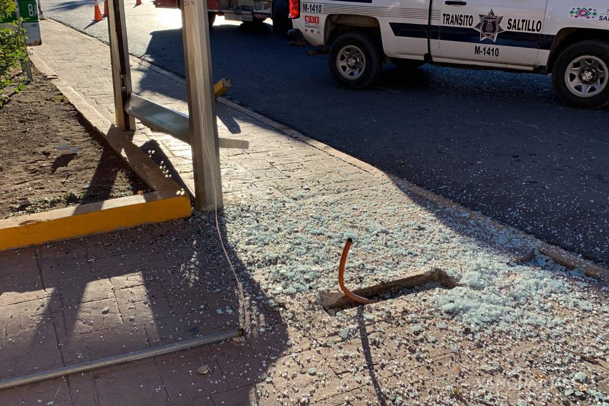 Pierde el control, choca y vuelca sobre transitado bulevar de Saltillo