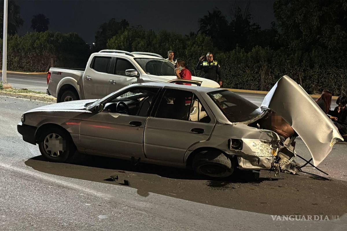 Evita retén con retorno imprudente y destroza un auto al norte de Saltillo