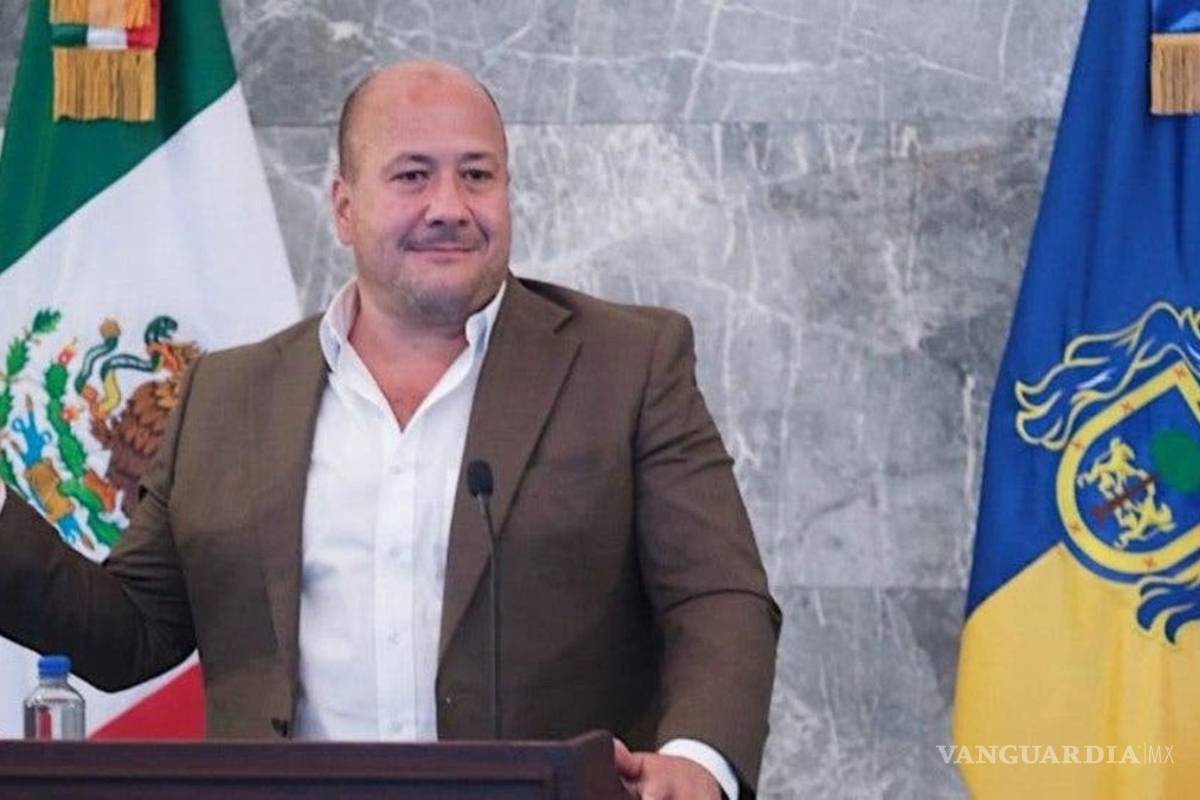 Enrique Alfaro denuncia a funcionarios por meter a sus familias en las filas de vacunación