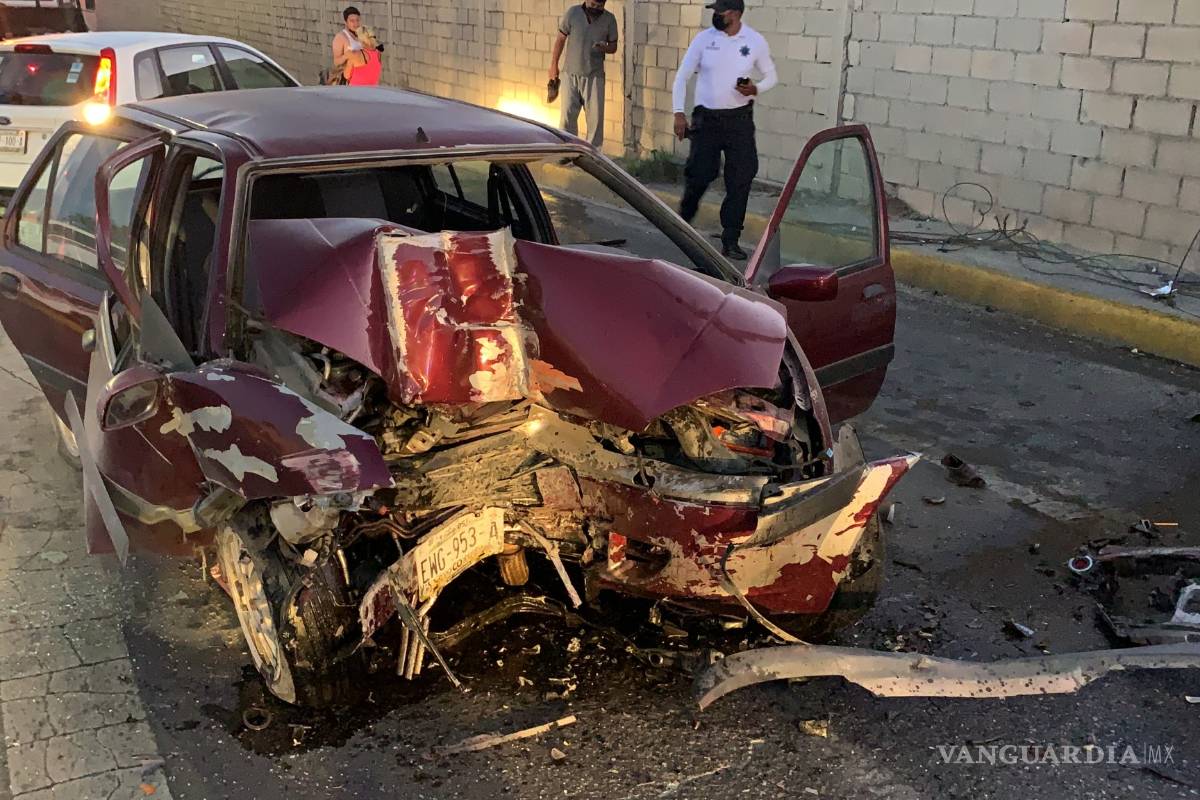 Se fractura joven conductor tras chocar contra poste al sur de Saltillo