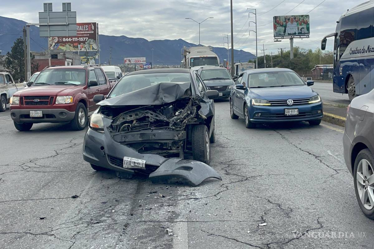 Saltillo: cambio de carril mal ejecutado provoca choque por alcance y caos en el periférico LEA
