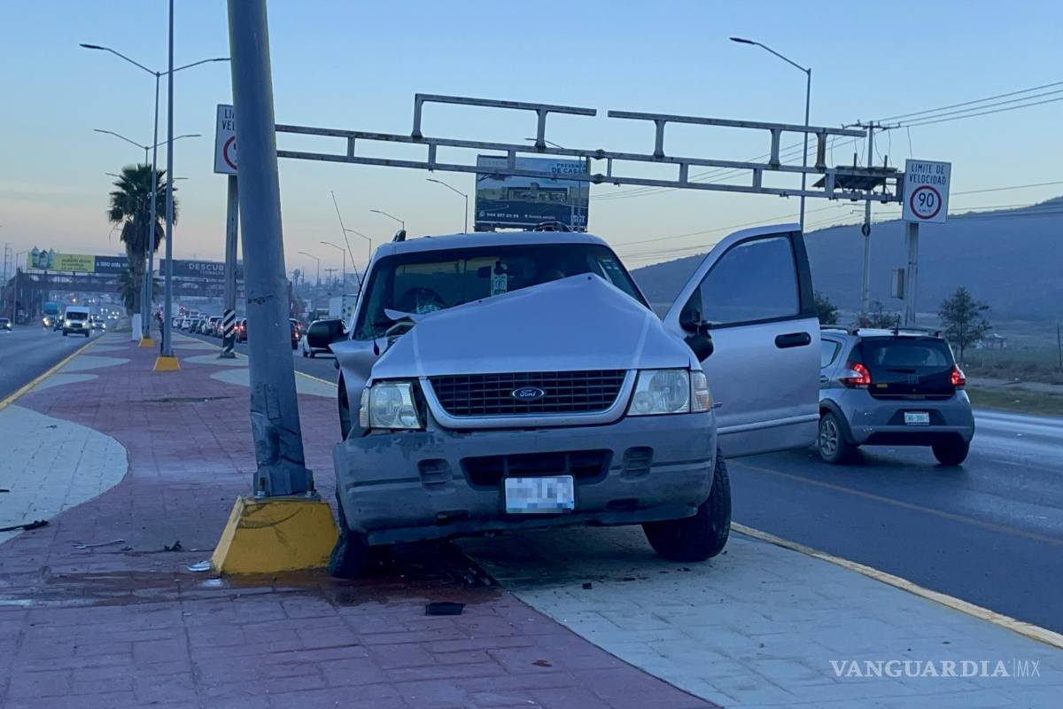 Joven conductora estrella camioneta contra poste en la carretera Monterrey-Saltillo