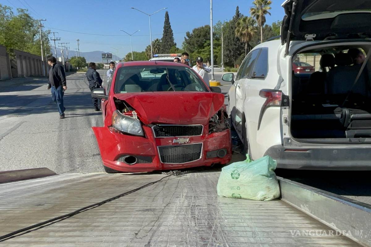 Conductora destroza auto al incorporarse sin precaución a bulevar en Saltillo