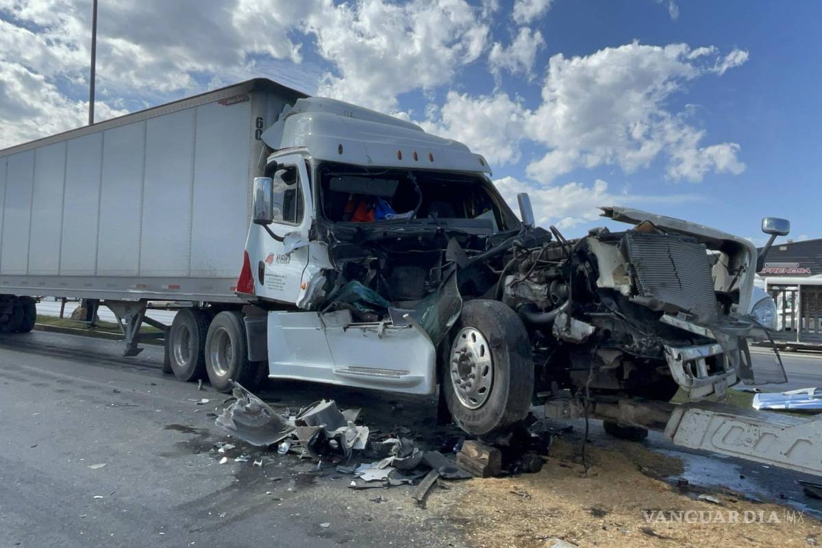 Chocan dos tráileres y camioneta, en Ramos Arizpe