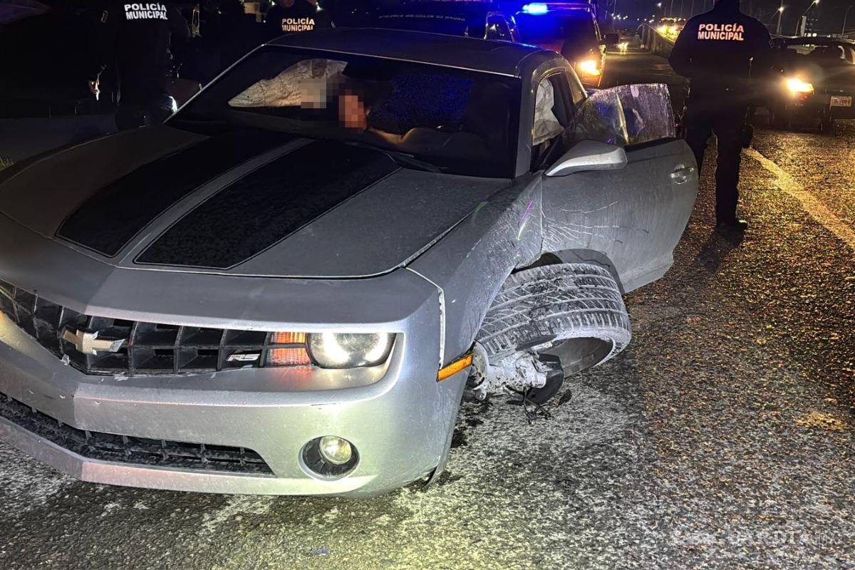 Choca ebrio contra muro tras perder el control en curva del periférico LEA de Saltillo